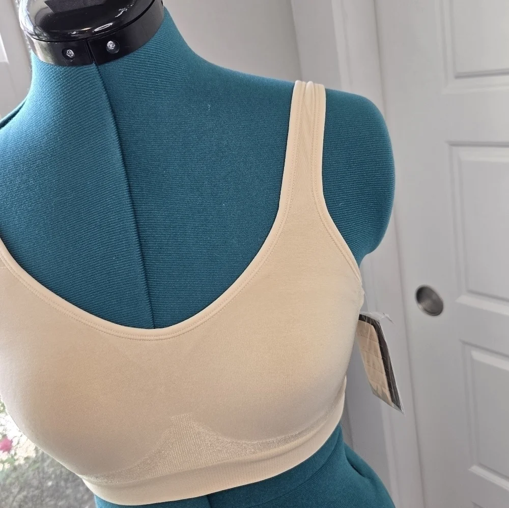 NWOT UNDEROUTFIT BEIGE WIRELESS BRA STYLE #459 WOMEN SMALL FOAM CUPS COMFORT